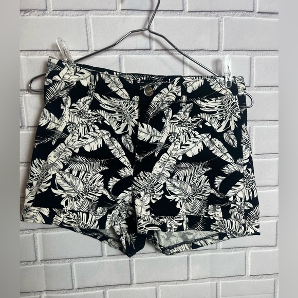 DIVIDED H&M women printed black and white floral shorts/size 6 - Picture 8 of 9